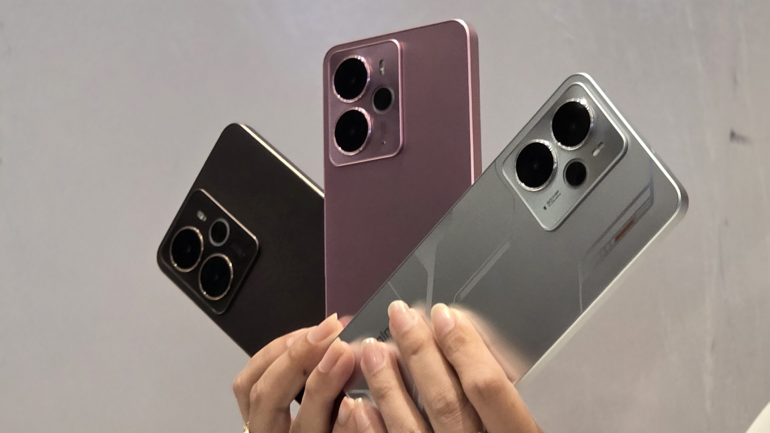 Perbandingan visual smartphone realme 14 5G dan realme 14T 5G dari berbagai sudut