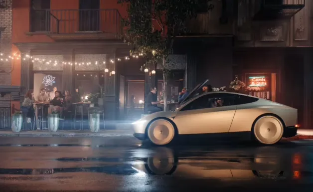 Elon Musk dan logo Tesla di latar belakang pabrik kendaraan listrik