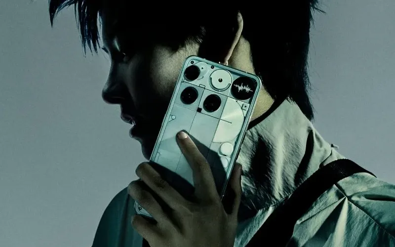 Nothing Phone (3) dengan desain transparan dan Glyph Matrix aktif