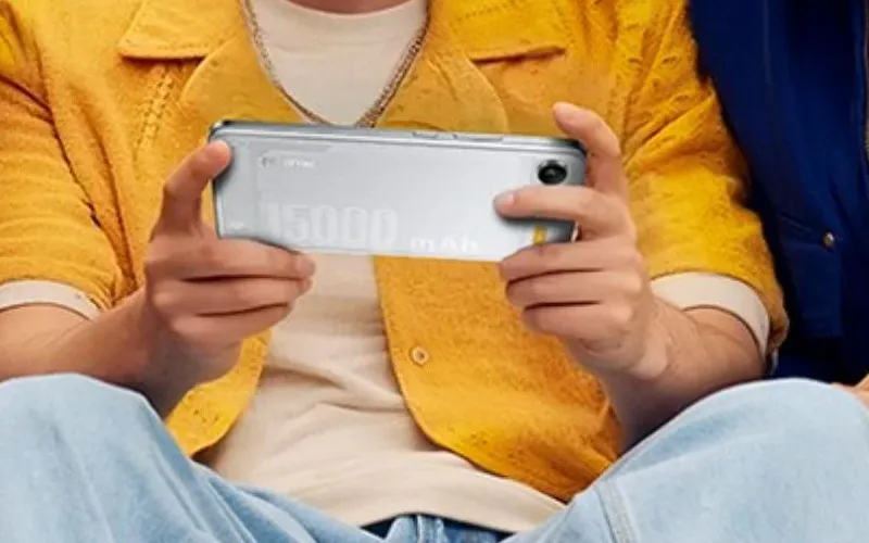 Smartphone Realme concept dengan tulisan 15000mAh pada bagian belakang