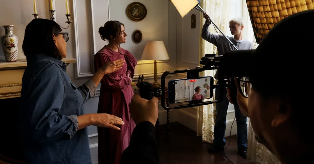 Sekelompok filmmaker menggunakan aplikasi Final Cut Camera pada iPhone 17 Pro