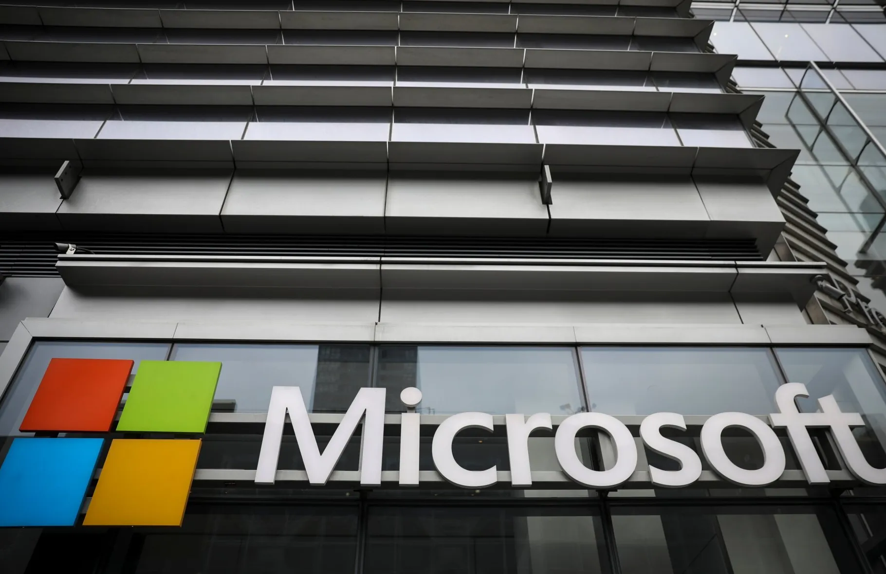 Microsoft memutus akses teknologi cloud dan AI untuk Unit 8200 Israel dalam kasus pengawasan massal warga Palestina