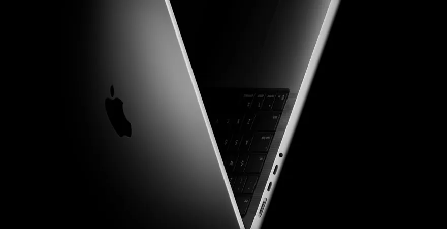 MacBook Pro 14-inch M5 terbaru dengan layar Liquid Retina XDR dalam warna Space Gray, menunjukkan desain premium dan portabilitas tinggi