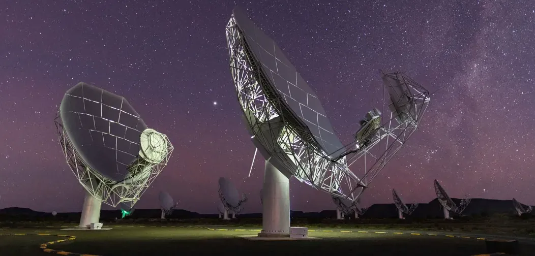 Teleskop radio MeerKAT di South African Radio Astronomy Observatory berhasil mendeteksi radikal hidroksil dari objek antarbintang 3I/ATLAS, mengungkap bukti pelepasan air dalam jumlah besar