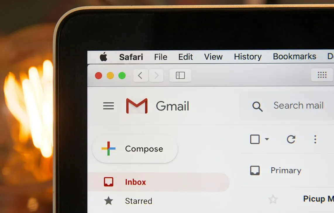 Ilustrasi layar laptop dengan ikon Gmail dan simbol panah melingkar yang merepresentasikan perubahan atau pergantian alamat email.