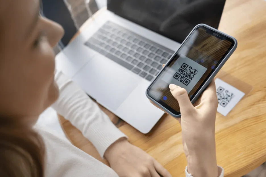 Ilustrasi orang memindai kode QR gratis di majalah untuk mengikuti survei online.
