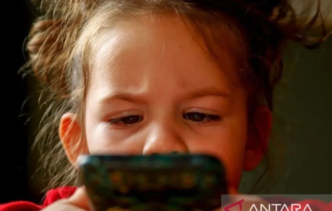 Ilustrasi anak dan orang tua berkolaborasi membuat konten kreatif di depan laptop