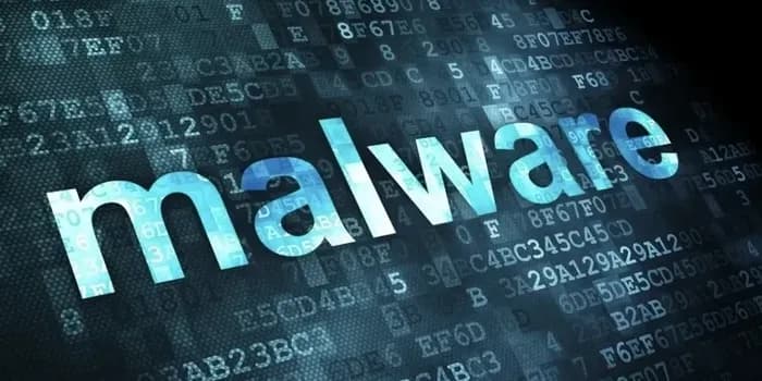 Ilustrasi malware NoVoice menyusup ke aplikasi Google Play Store dengan ikon peringatan bahaya keamanan siber