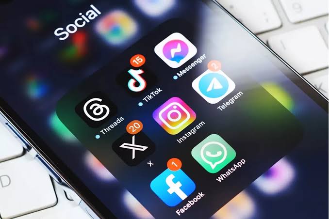 Komdigi Kaji Aturan Wajib Nomor HP untuk Akun Medsos