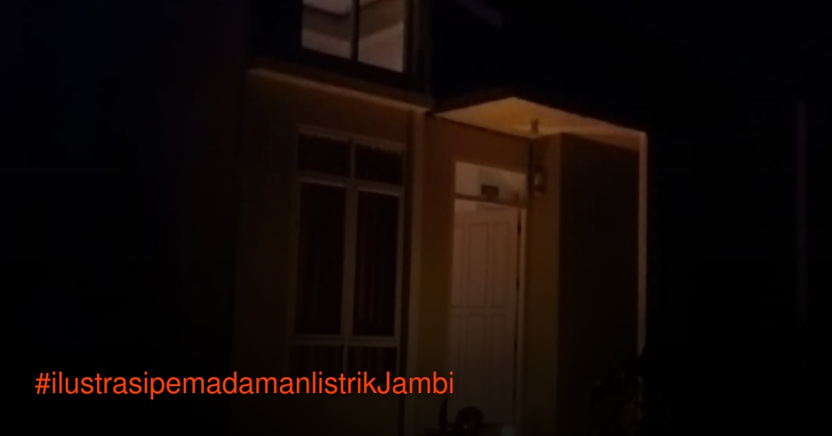 Warga menggunakan lilin saat pemadaman listrik di Jambi
