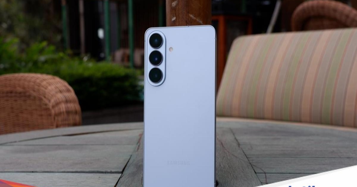 Samsung Galaxy S26 Plus dengan layar melengkung dan desain premium