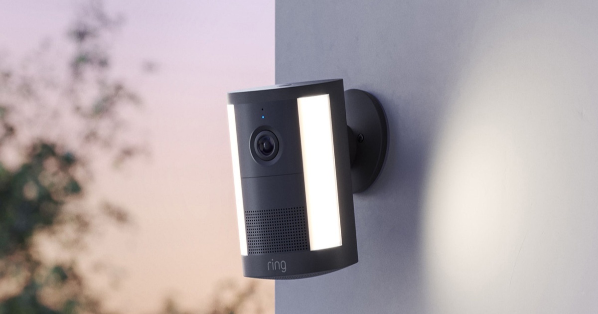 Ring Floodlight Camera (Gen 2) dengan lampu sorot 2000 lumen di halaman rumah