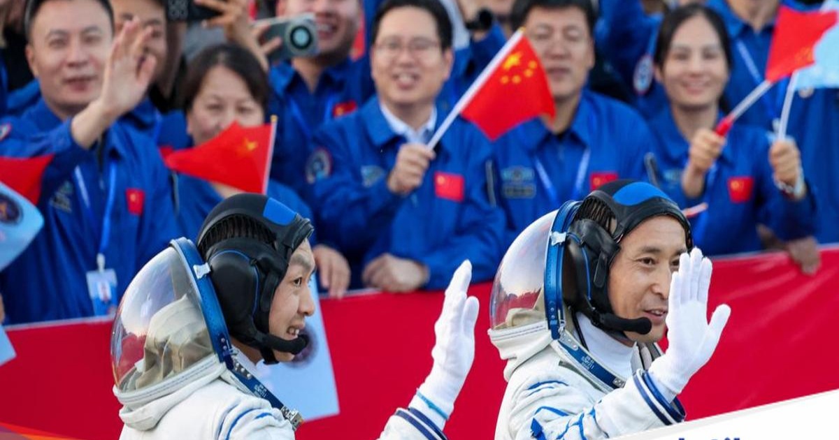 Tiga astronot China melambaikan tangan jelang misi Shenzhou-23