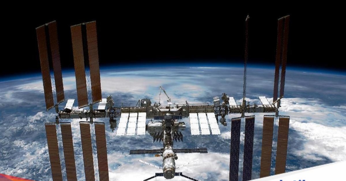 Stasiun Luar Angkasa Internasional ISS terlihat dari pesawat ulang-alik NASA dengan latar planet Bumi