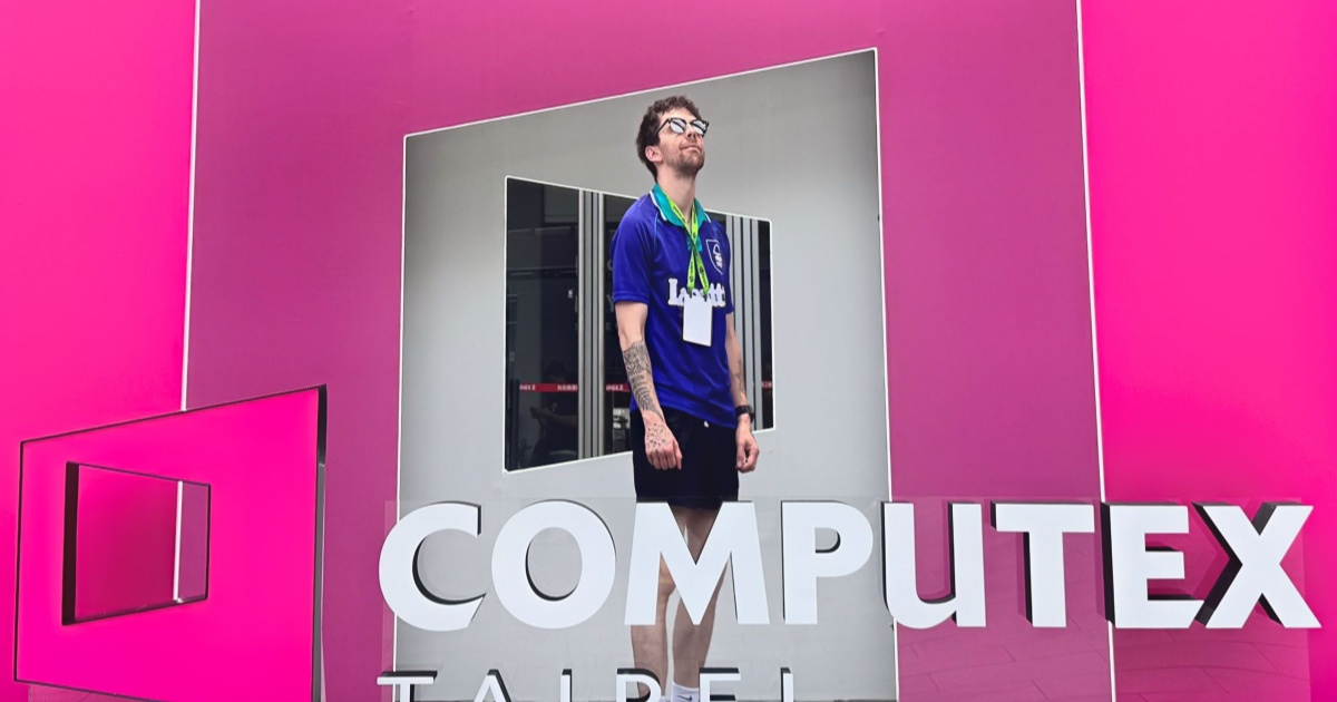 Suasana pameran teknologi Computex 2026 di Taipei dengan sorotan lampu panggung dan layar raksasa bertuliskan Computex.