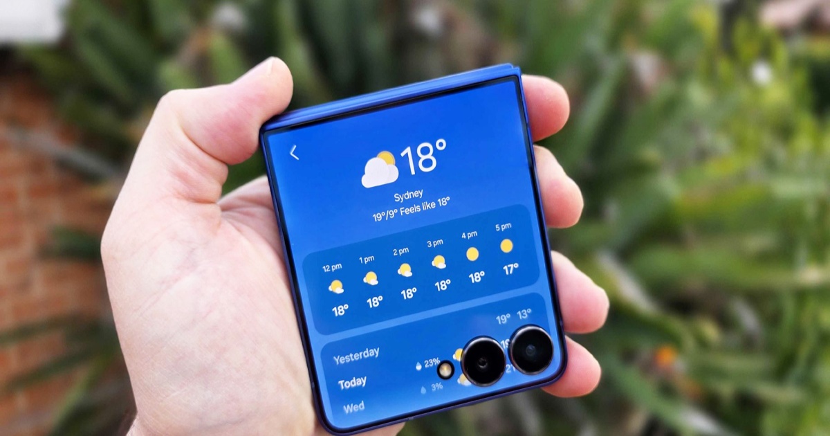 Ilustrasi Samsung Galaxy Z Flip 8 dengan layar lipat terbuka