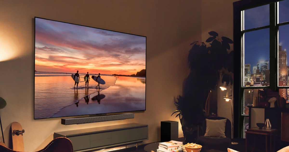 Ilustrasi TV OLED LG G4 di ruang tamu modern dengan pencahayaan redup