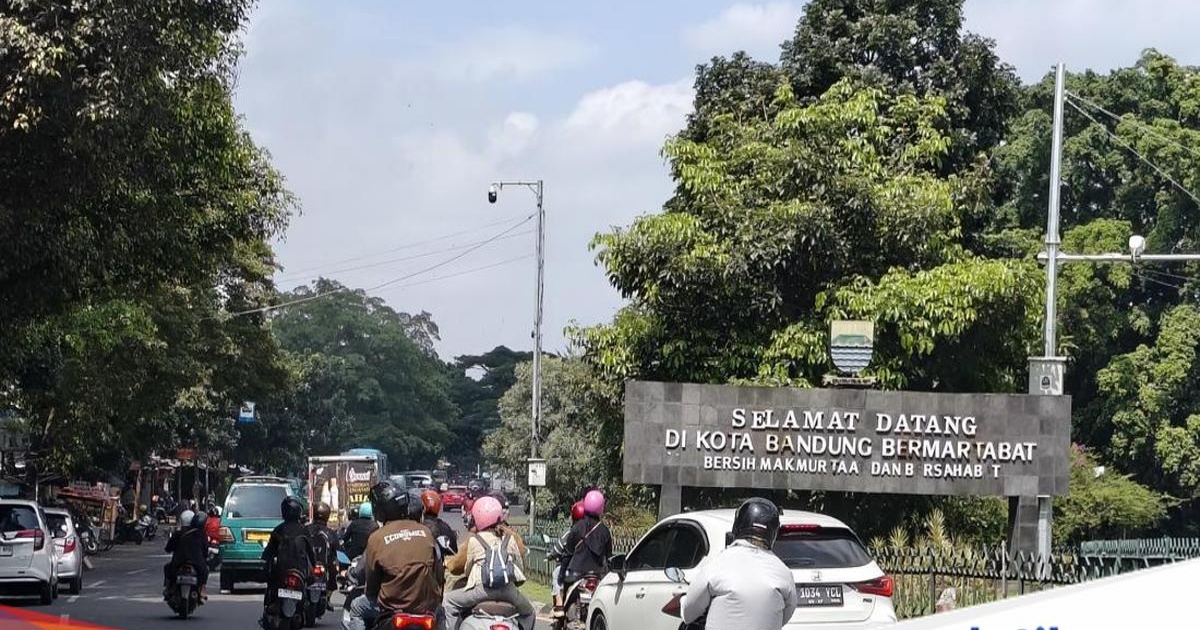 Suasana jalan di Kota Bandung dengan polusi udara terlihat dari kabut tipis di pagi hari