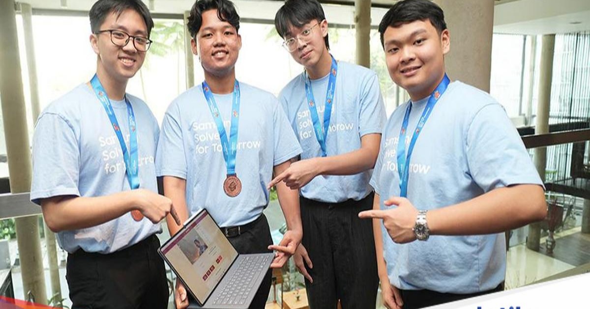 Tim KYGB, alumni Samsung Solve for Tomorrow, menunjukkan aplikasi Gesti Talk di smartphone