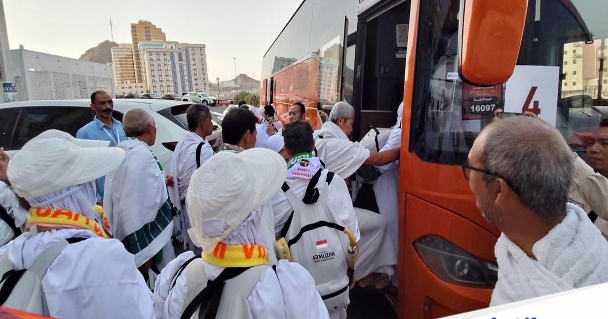 Pergerakan jemaah haji menuju Arafah dengan pengawasan teknologi AI dan drone