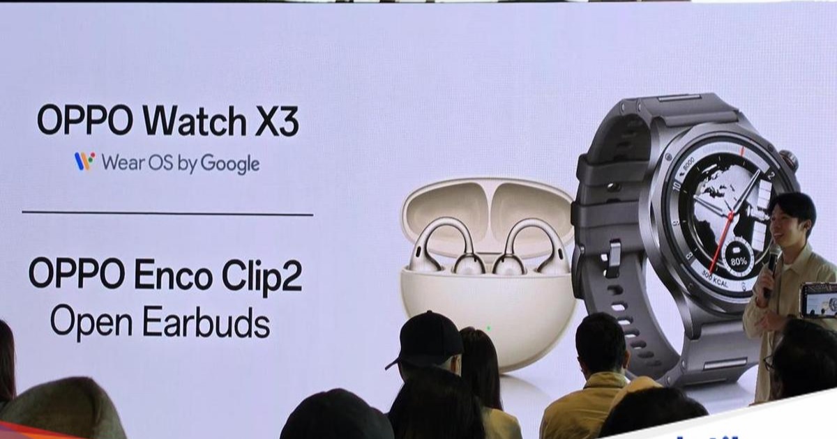 Oppo Enco Clip2 dan Oppo Watch X3 dipajang di atas meja kayu dengan latar belakang hitam
