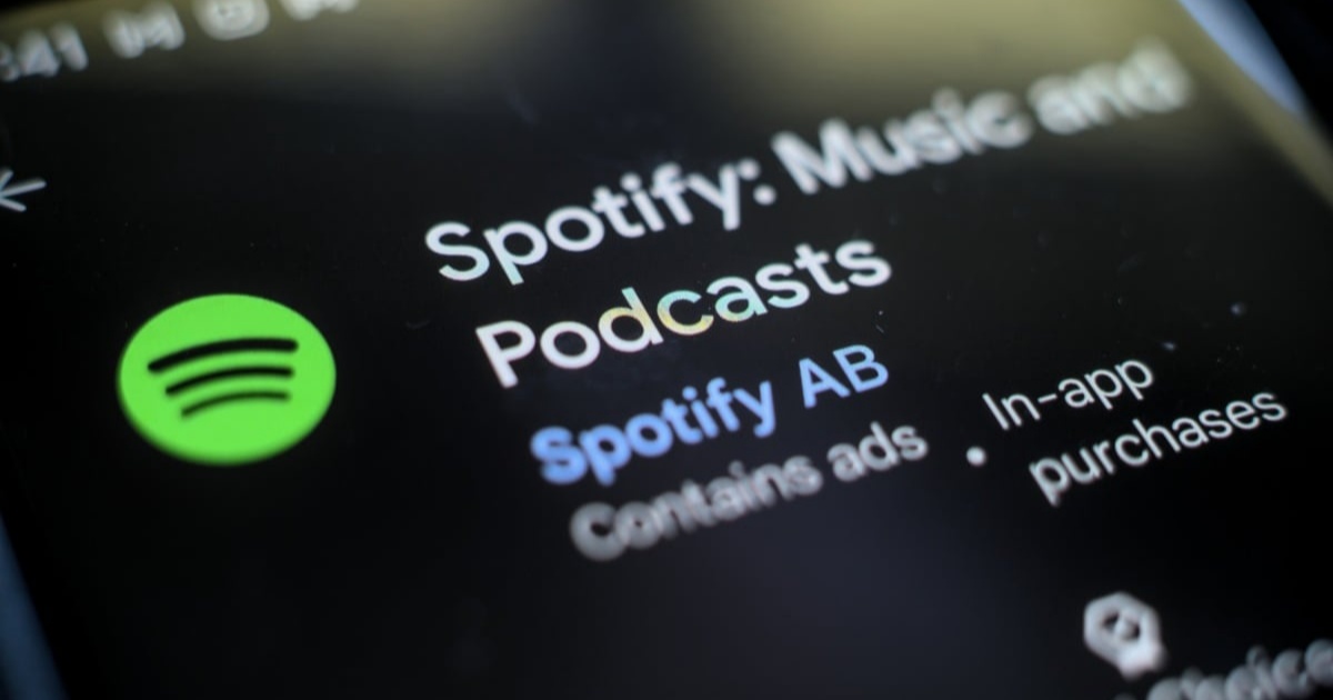 Tampilan fitur narrated articles Spotify dengan ikon headphone dan daftar artikel majalah