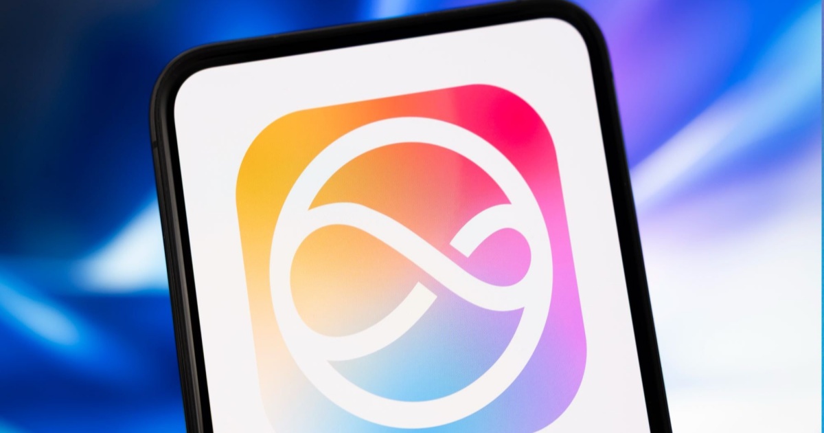 Ilustrasi bocoran fitur iOS 27 dengan antarmuka Siri gelap dan elemen AI