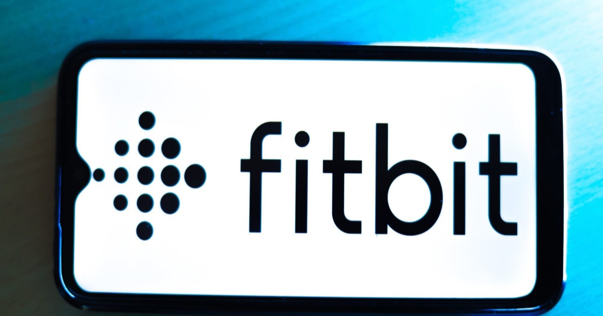 Ilustrasi logo Fitbit di layar ponsel
