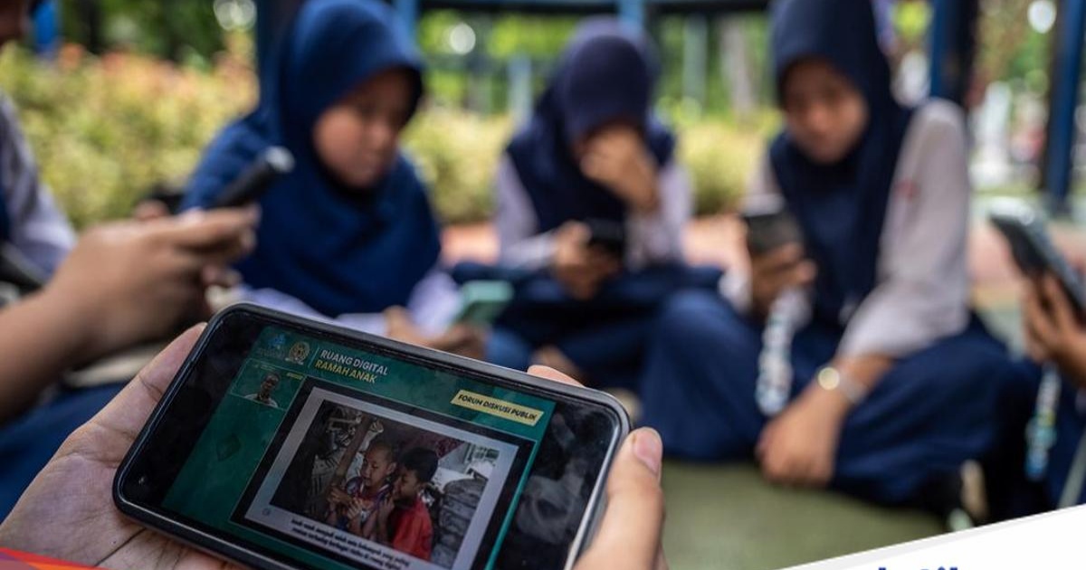 Ilustrasi anak Indonesia menggunakan internet publik untuk belajar di taman