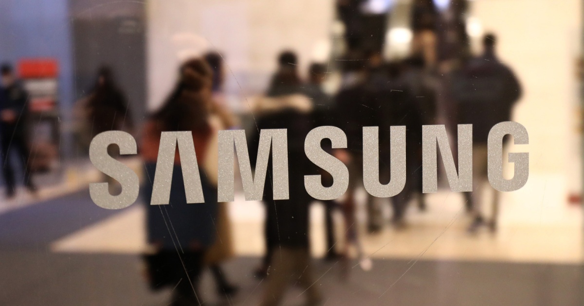 Logo Samsung dengan latar belakang gedung perkantoran di Korea Selatan