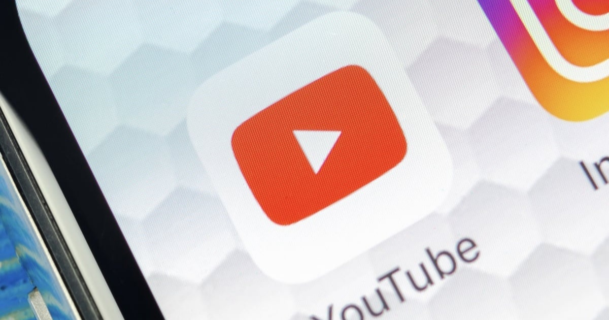 Tampilan antarmuka YouTube dengan label AI baru yang mencolok di bawah pemutar video