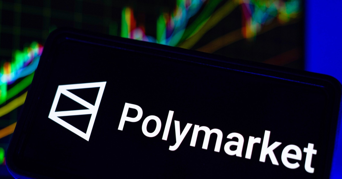Ilustrasi smartphone menampilkan logo Polymarket dengan latar belakang gelap