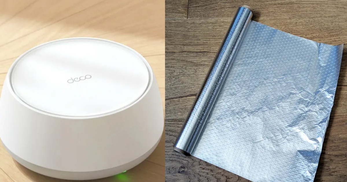 Selembar aluminum foil ditempatkan di belakang router Wi-Fi untuk memantulkan sinyal