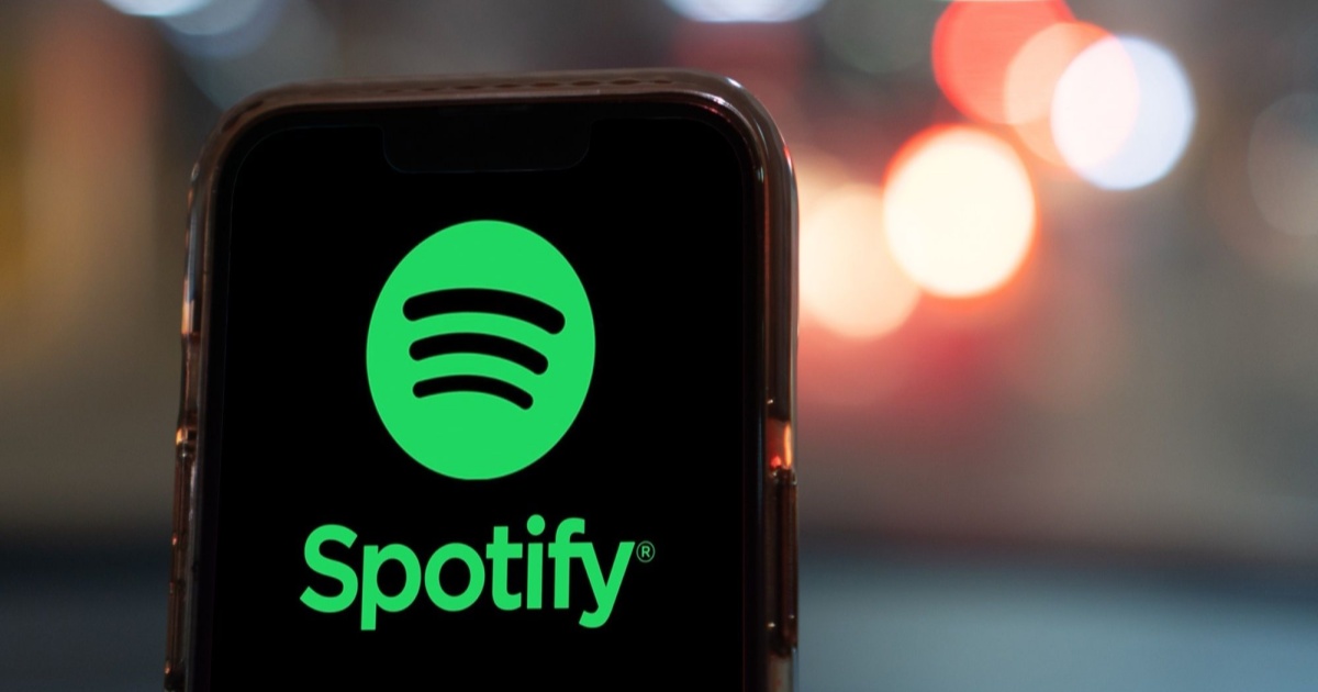 Logo Spotify dengan latar belakang lampu kota yang buram