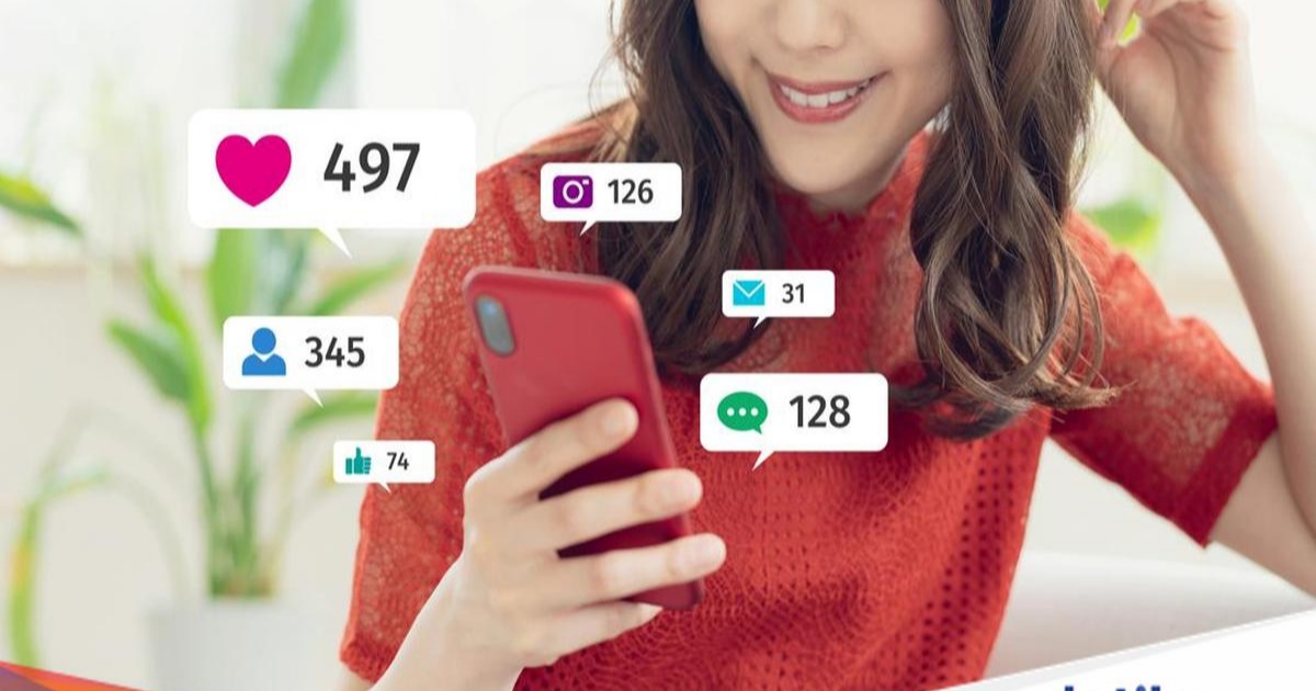 Ilustrasi ponsel dengan ikon media sosial seperti Instagram, Facebook, dan Twitter
