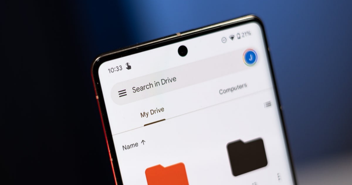 Ilustrasi ponsel dengan aplikasi Google Drive terbuka menampilkan fitur pemindai dokumen.