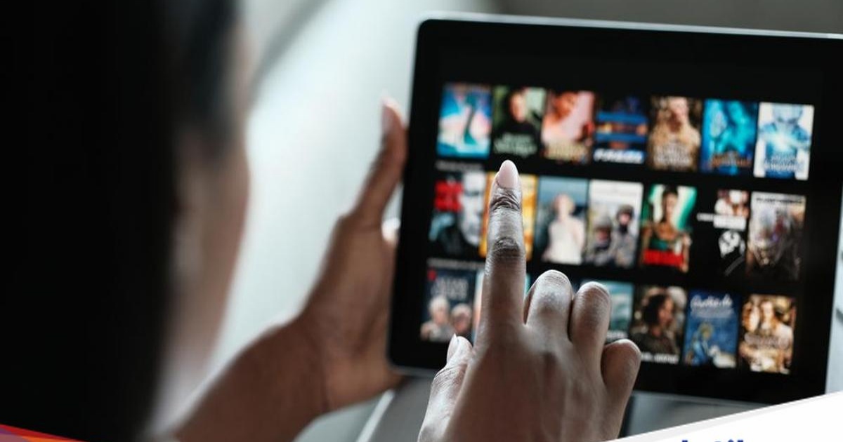 Ilustrasi streaming film dengan remote control di tangan