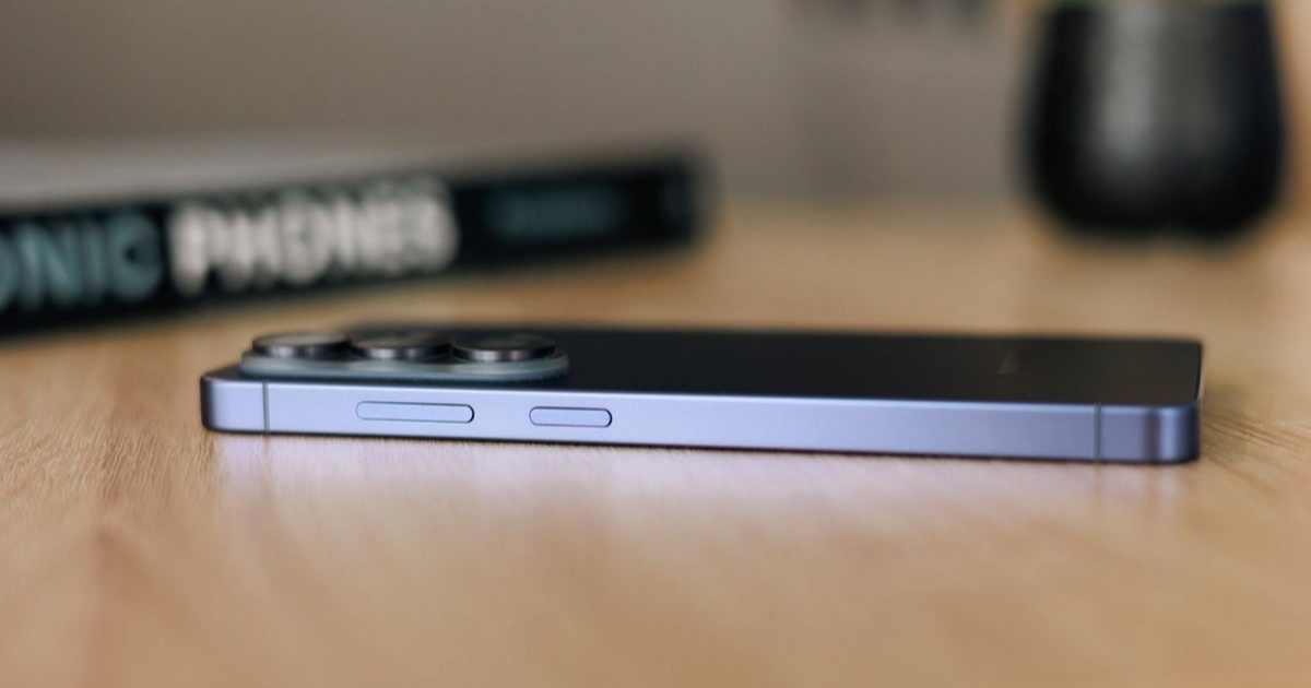 Samsung Galaxy S26 Ultra dengan layar One UI 9 menampilkan menu daya dan opsi keamanan