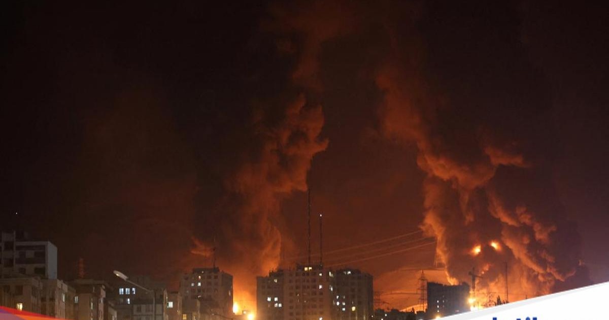 Kebakaran di depot minyak Shahran akibat serangan udara Israel di Teheran, Iran, Juni 2025