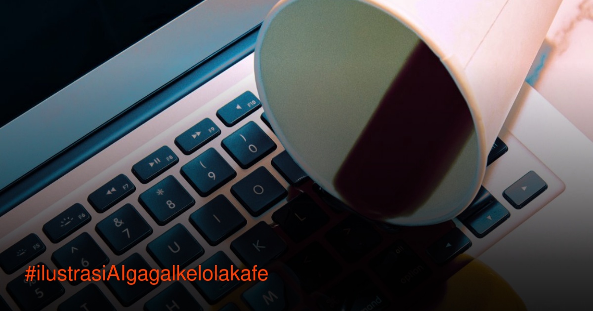 Tutup laptop dengan secangkir kopi tumpah di keyboard, menggambarkan kegagalan AI kelola kafe