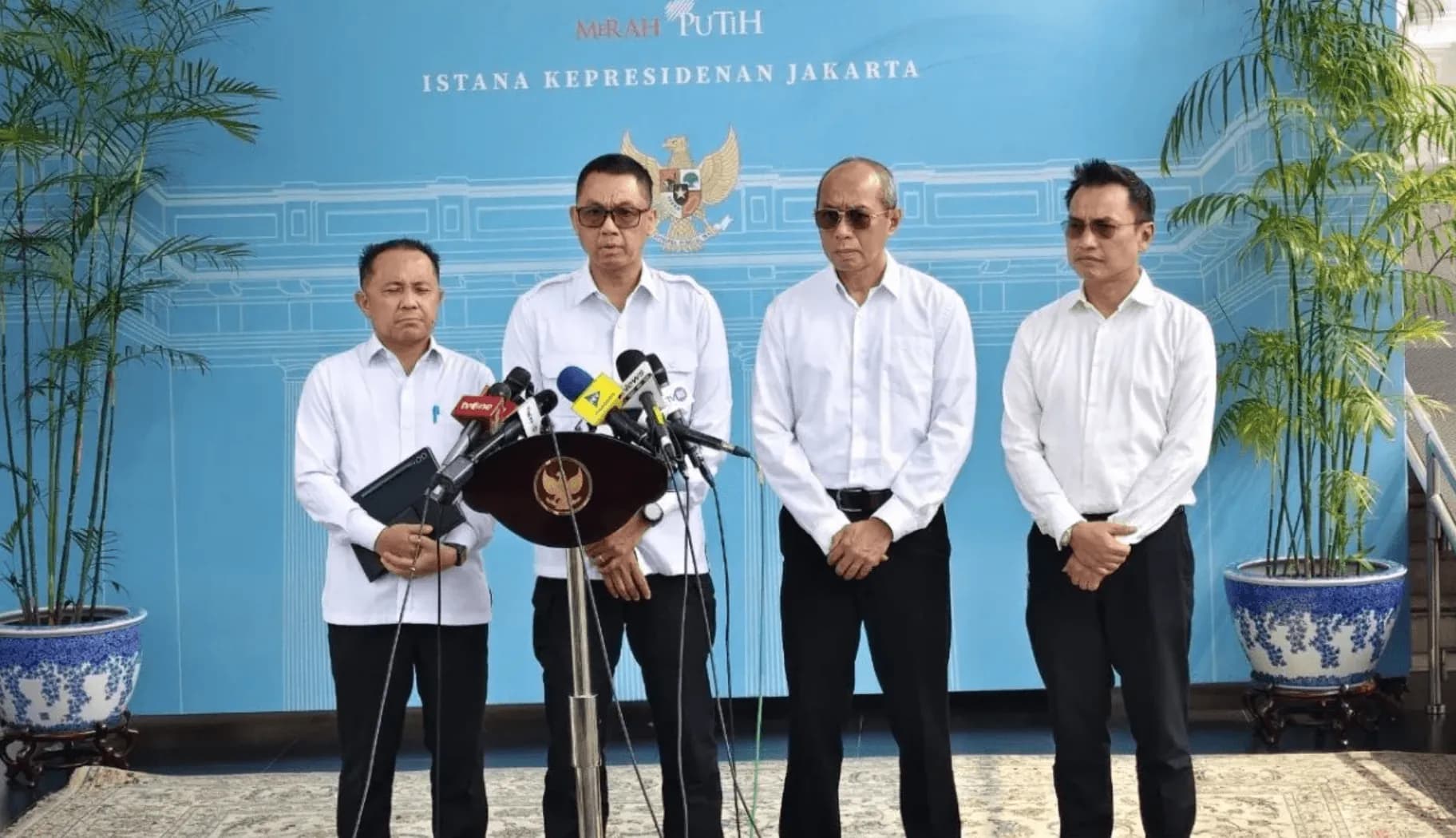 Petugas PLN memantau sistem kelistrikan di Pulau Jawa pasca pemulihan pasokan listrik