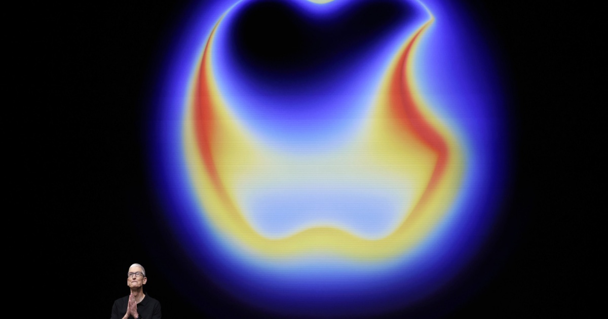Apple CEO Tim Cook berdiri di depan logo Apple Intelligence yang baru dengan latar belakang warna-warni