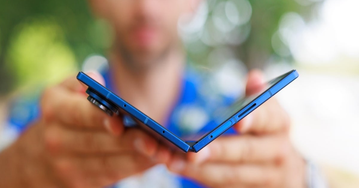 Ilustrasi Galaxy Z Fold 7 yang menjadi gambaran perangkat lipat terbaru Samsung Galaxy Z Fold 8 Wide