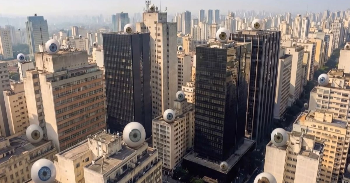 Iklan Samsung bola mata raksasa promosi Privacy Display Galaxy S26 Ultra