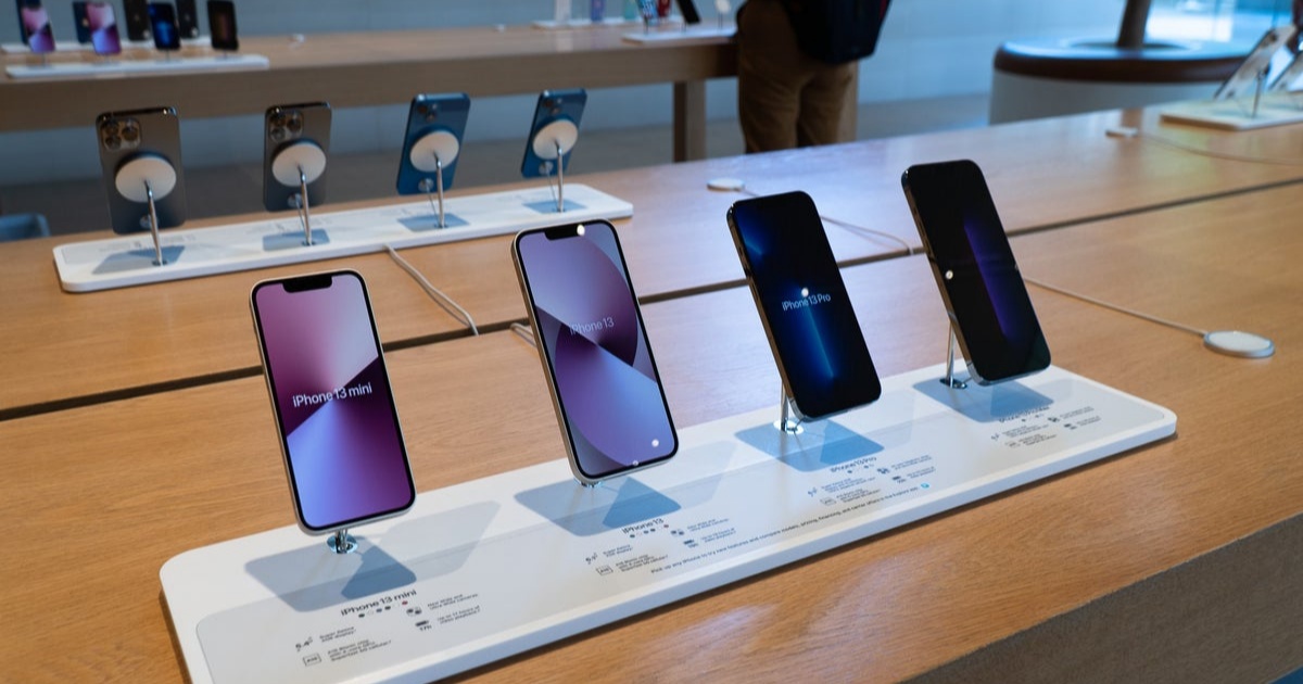 iPhone Air dan iPhone 17 berjejer di atas meja di Apple Store
