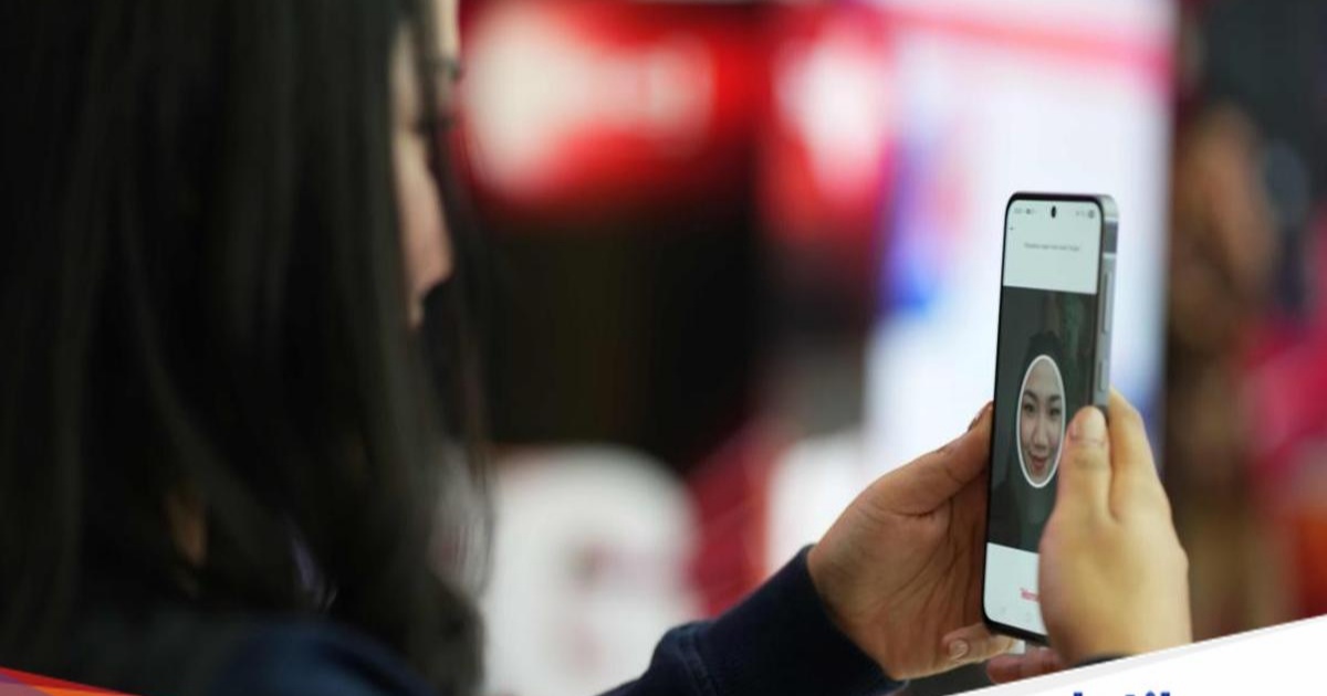 Ilustrasi registrasi SIM card baru menggunakan teknologi pengenalan wajah atau face recognition oleh Telkomsel