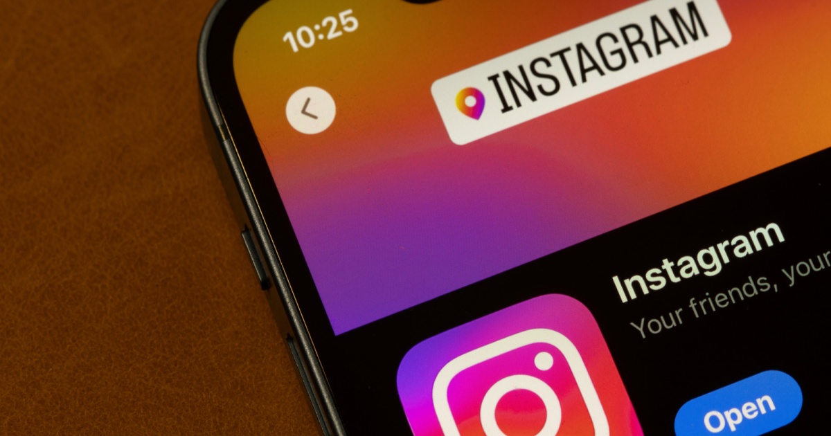 Aplikasi Instagram di layar iPhone dengan ikon media sosial