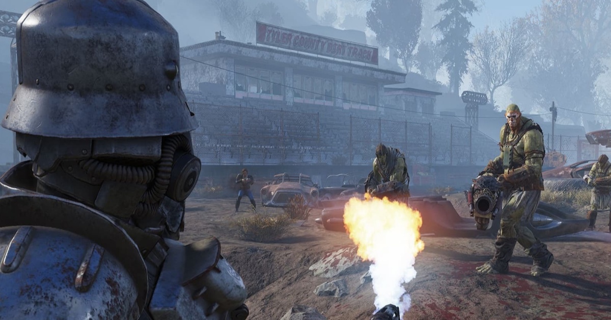 Seorang prajurit dengan armor dan helm menggunakan flamethrower menghadapi musuh mutan di Fallout 76
