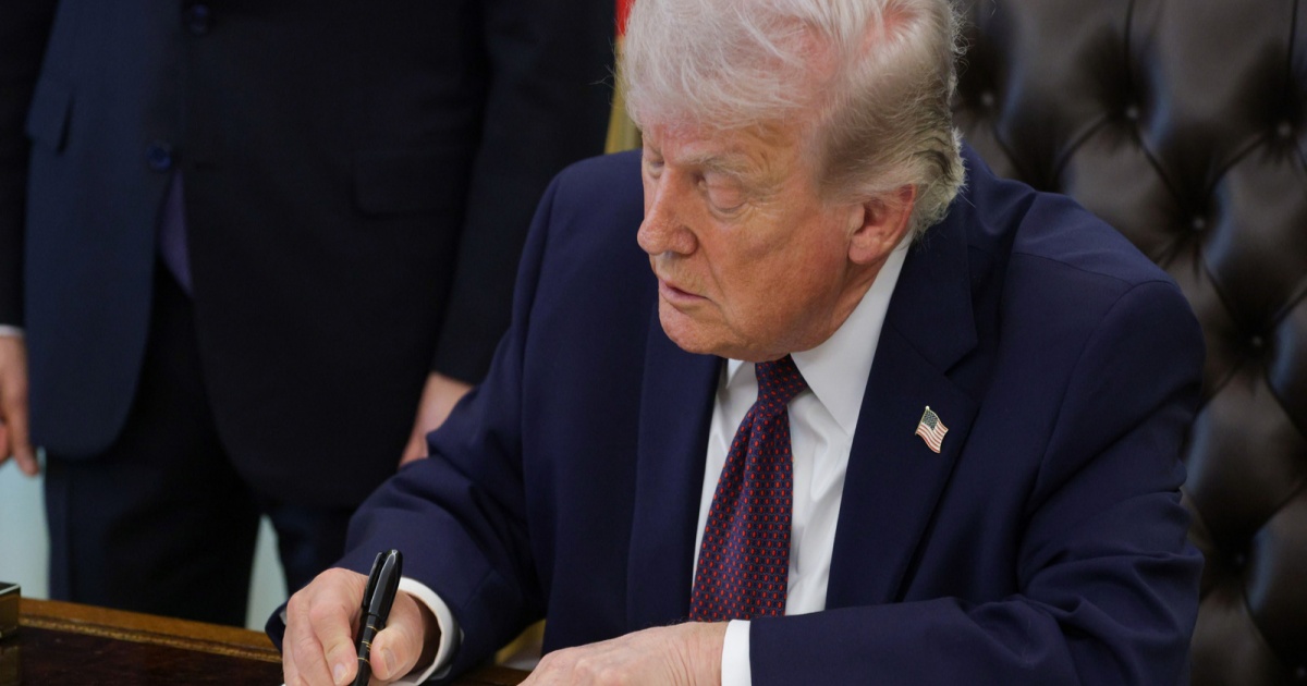 Presiden Donald Trump menandatangani perintah eksekutif AI di Ruang Oval