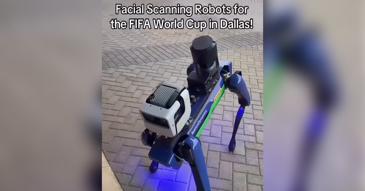 Robot Anjing Boston Dynamics Security Spot sedang membungkuk ke arah kamera dengan latar belakang stadion Piala Dunia 2026